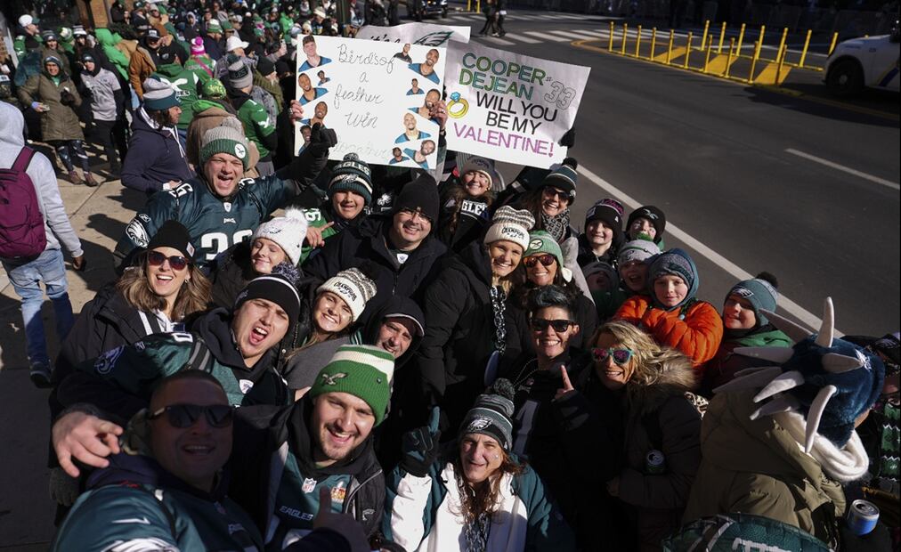 Miles de aficionados en Filadelfia celebran a los campeones del Super Bowl LIX. Foto: AP