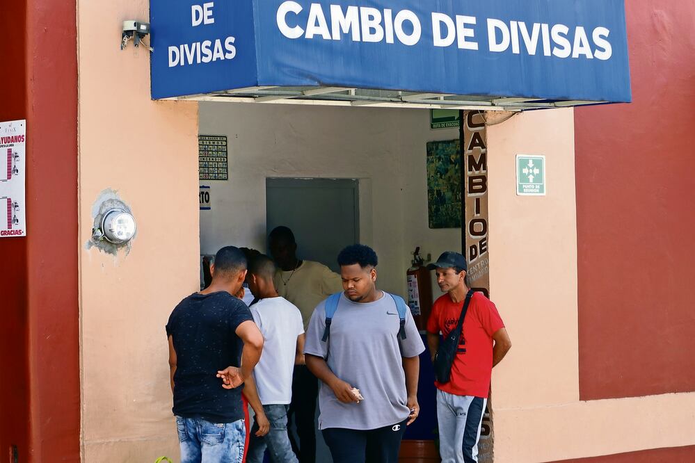 Remesas rompen récord en agosto superando los 6 mil mdd. Foto: Juan Manuel Blanco / EFE