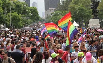 Marcha del orgullo gay: Entre playeras tricolor y mensajes contra el VIH