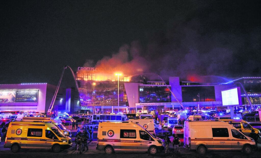 El Estado Islámico se atribuye tiroteo e incendio en sala de conciertos: dejan decenas de muertos y 145 heridos; buscan a terroristas; había advertencias. Foto: AFP y AP