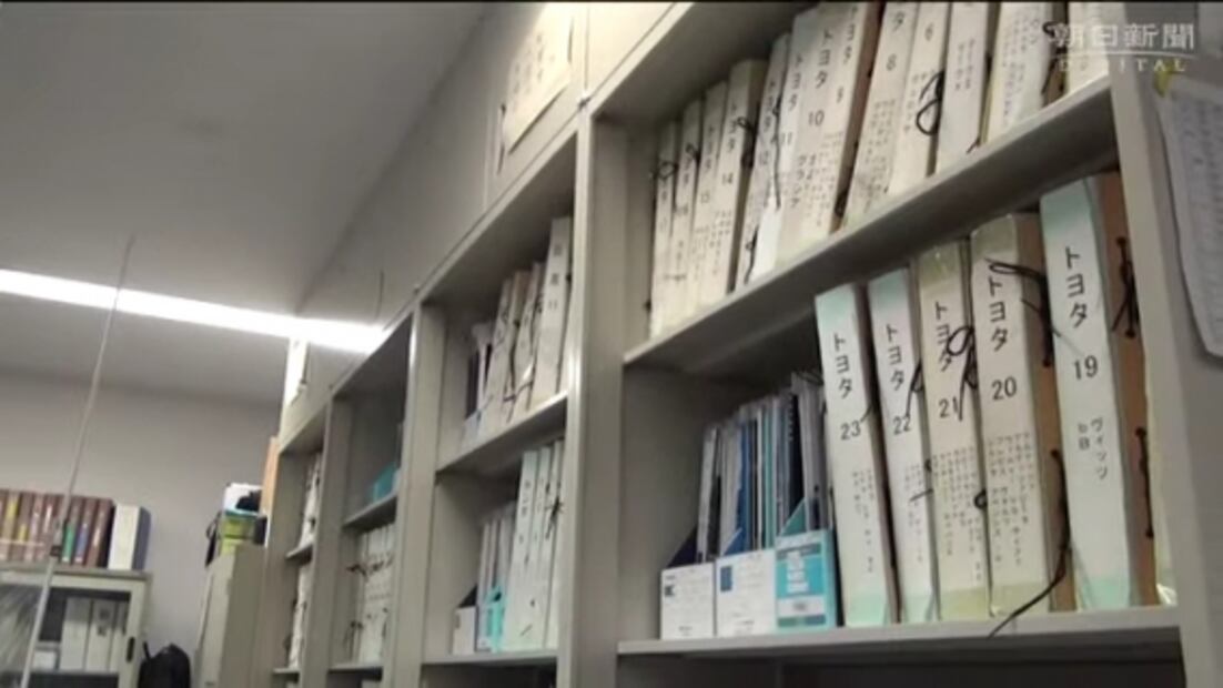 Colección de folletos viejos de autos ayudan a la policía japonesa a resolver un crimen