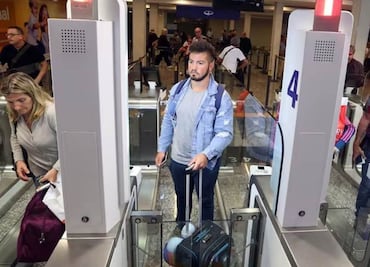 Argentina anuncia estricta reforma migratoria; endurecerá ingreso de extranjeros y deportará a quienes delinquen