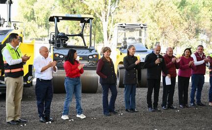 Sheinbaum entrega 10 trenes de pavimentación en oriente del Edomex; “ahora se da bienestar, antes se robaban los recursos”, dice