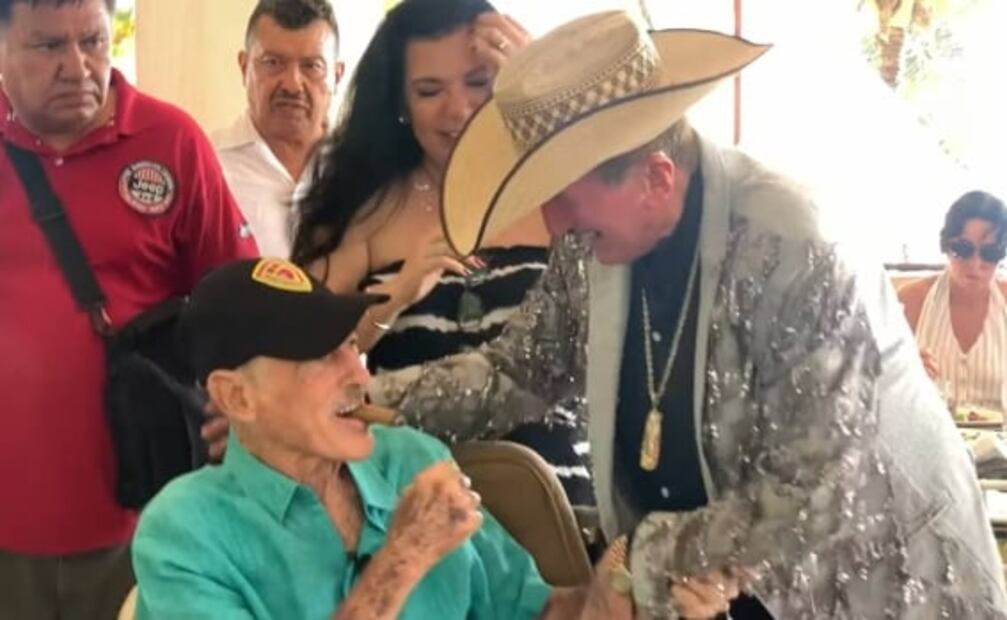 Andrés García reaparece en fiesta sorpresa: Germán Lizárraga le canta tema que sonará en su funeral