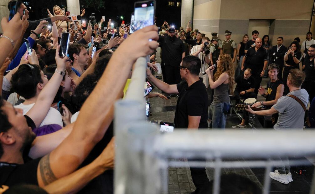 Shakira cantó frente a cientos de seguidores, antes de partir hacia el aeropuerto de Santiago (Chile). Foto: EFE.