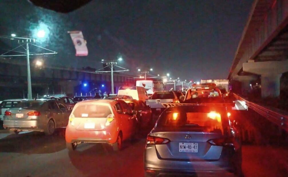 Los manifestantes impidieron la circulación de los vehículos y de las unidades eléctricas, lo que ha ocasionado problemas severos al tránsito. Foto: Especial.