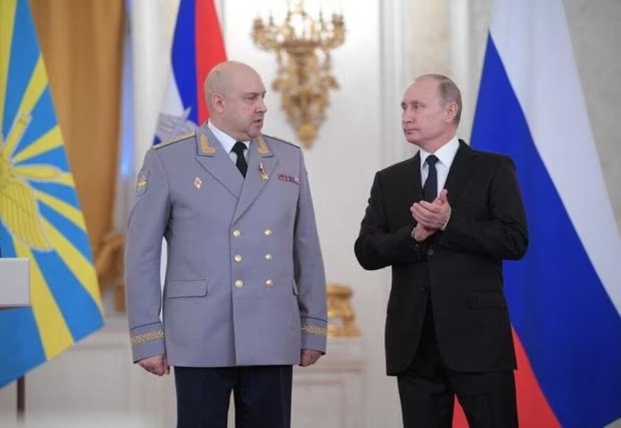 En esta imagen tomada el 28 de diciembre de 2017, el presidente ruso, Vladimir Putin, junto al coronel general Sergei Surovikin. (Foto de Alexey DRUZHININ / SPUTNIK / AFP).
/ ALEXEY DRUZHININ
