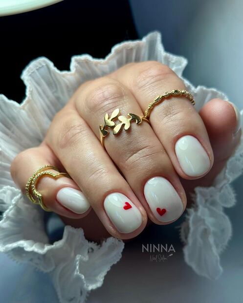 Uñas minimalistas coreanas. Foto: Instagram @ninna.nails.studio