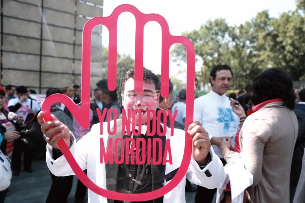 Los emprendedores repartieron playeras, manos de espuma, volantes y calcomanías entre los capitalinos. Señalaron que la corrupción “es un lastre que afecta el empleo y la competitividad” (ALEJANDRA LEYVA. EL UNIVERSAL)