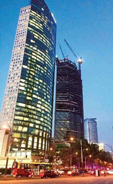 La construcción de rascacielos sobre Reforma fue un tema en boca de toda la capital desde 1999, cuando inició el proyecto de la Torre Mayor (izq.). La Torre Reforma (der.) tardó de 2008 a 2016 en completarse. Archivo EL UNIVERSAL.