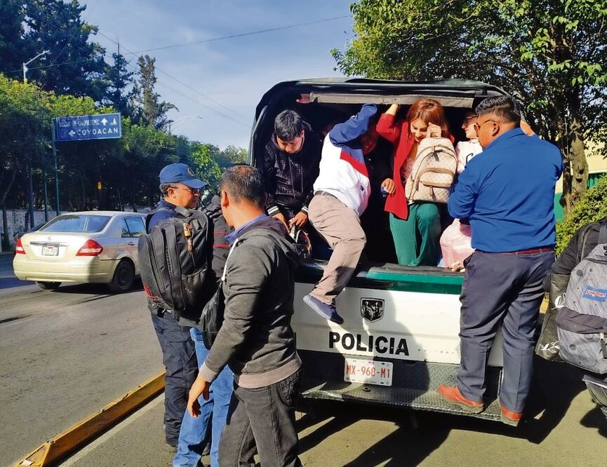 Patrullas y unidades de RTP auxiliaron a los usuarios del Metro. Foto: Francisco Rodríguez