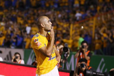 Tigres golea al Pachuca y mantiene el liderato 