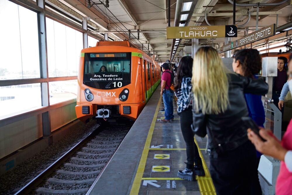 Los trenes de la Línea Dorada, que fueron exclusivamente construidos para esta ruta volvieron a rodar. Foto: Germán Espinosa / El Universal
