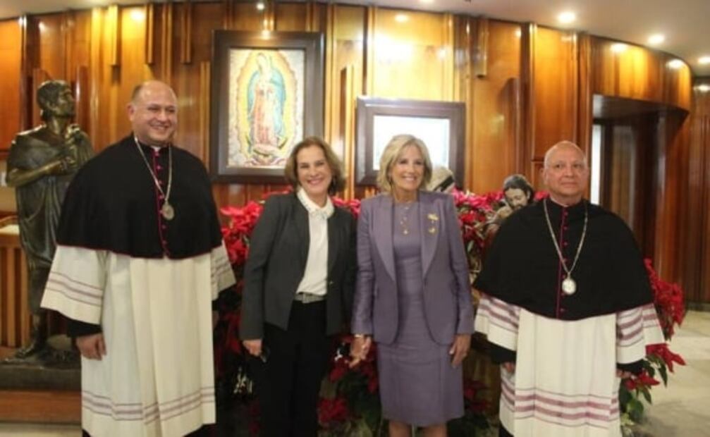 Jill Biden, primera dama de Estados Unidos, arriba al AICM; la recibe Beatriz Gutiérrez Müller