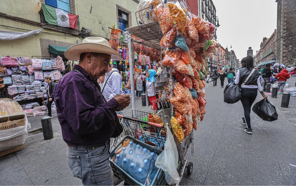 Ambulantes en la calle de Moneda en el Centro Histórico de la Ciudad de México, el 22 de febrero de 2025. Foto: Gabriel Pano/EL UNIVERSAL