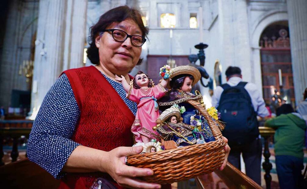 Con sus niños Dios en brazos, feligreses acudieron a Catedral 3 de febrero. Foto: Berenice Fregoso / EL UNIVERSAL