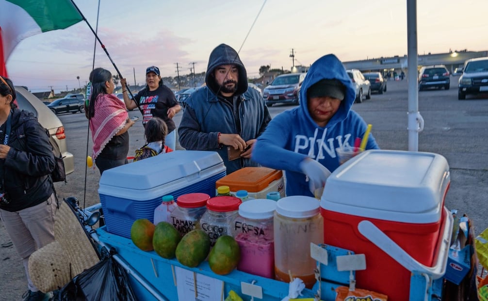 Una exjornalera de la pizca de fresa en Oxnard, California. Ahora se dedica a la venta de frutas. Muchos trabajadores han dejado de ir a los campos por miedo a “la migra”. Foto: Aimee Melo / EL UNIVERSAL