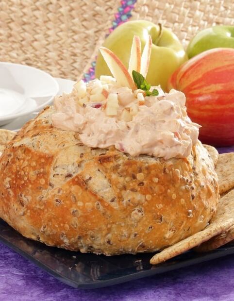 Prepara un rico dip de manzana con nuez para botanear