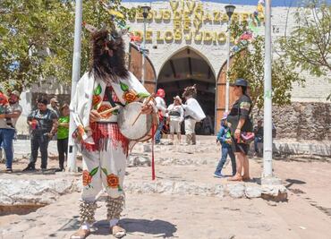 Indígenas Mayos-Yoremes recrean Viacrucis de Jesús en Sinaloa; vestidos de judíos, realizan cantos y bailes