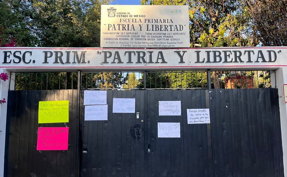 Padres de familia colocaron pancartas en la entrada principal de la institución en las que señalan “no al acoso” y su exigencia para destituir a la directora. Foto: Arturo Contreras / EL UNIVERSAL