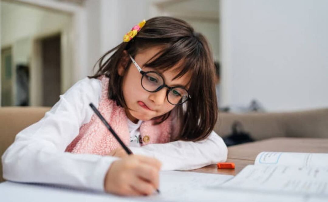 Un gesto habitual, un reflejo inconsciente. Fuente: Freepik.