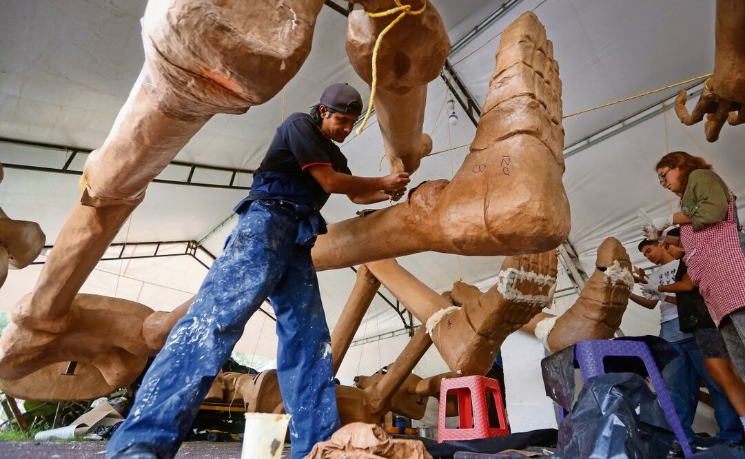 La creación de calaveras monumentales en el FARO de Oriente está en sus últimos detalles para los desfiles y ofrendas en relación al Día de Muertos; se inspiraron en el trabajo del grabador Eduardo Robledo. Foto: Luis Camacho / EL UNIVERSAL