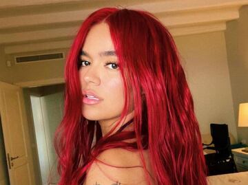 Karol G luce mini bikini de fresas que combina con su pelo rojo