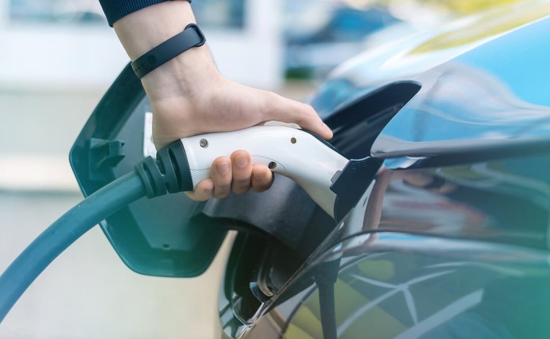 Los autos eléctricos requieren cuidados especiales por su batería. Foto: Freepik