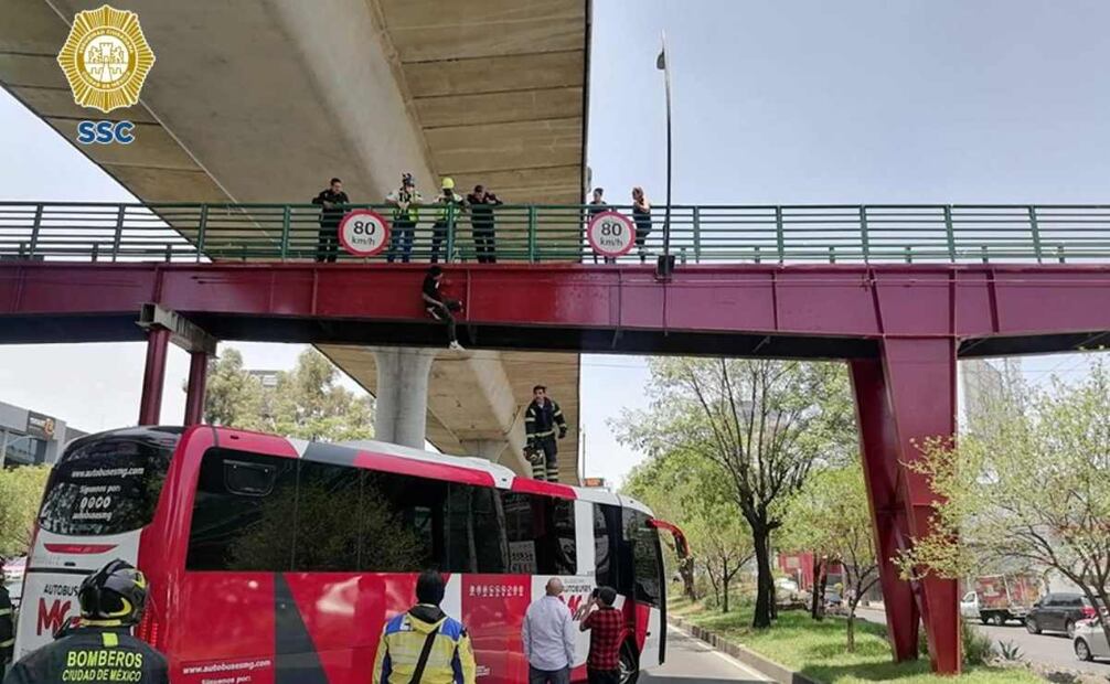 Los policías coordinaron el arribo de los equipos de trabajo del ERUM, en tanto, entablaron una conversación amistosa con el joven de 18 años. Foto: Especial