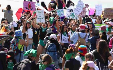 Acuden mil asistentes a marcha por la despenalización del aborto en CDMX