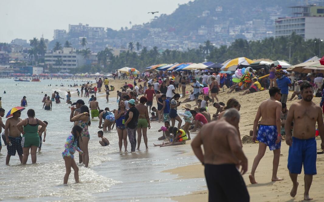 Una playa de Acapulco luce abarrotada de gente que disfruta de las vacaciones de Semana Santa, el jueves 17 de abril de 2025. Foto: EFE