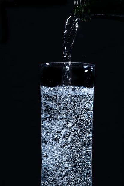 ¿Te pueden cobrar el agua simple en los restaurantes?