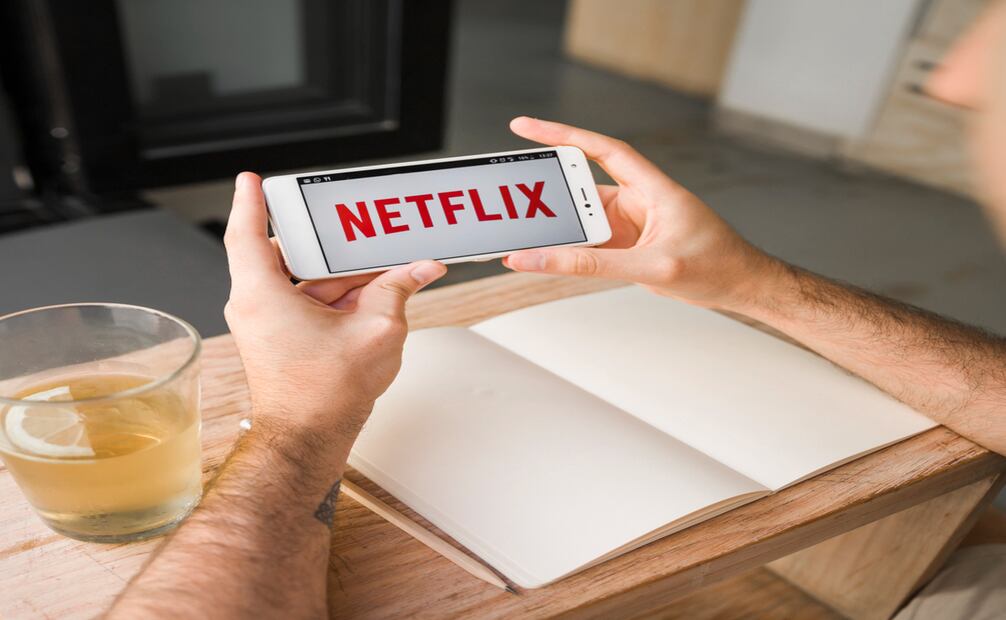Las constantes actualizaciones de Netflix hacen a la app incompatible con algunos celulares. Foto: Freepik