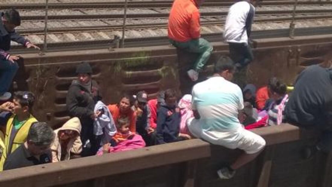 Miembros de la Caravana Migrante abordan tren en Tultitlán