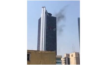 Reportan humo en torre Bancomer en Reforma