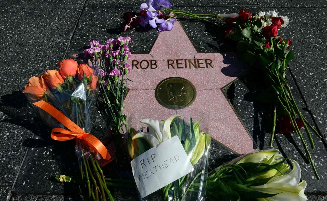 Fanáticos dejan flores en la estrella del actor y director estadounidense Rob Reiner en el Paseo de la Fama de Hollywood en Los Ángeles, California. Foto: Frederic J. Brown / AFP.