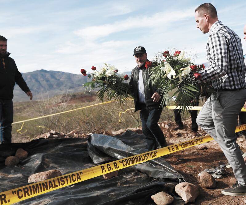 Adrián LeBarón (de gorra) acudió al lugar donde fueron asesinados por un grupo armado su hija Rhonita y cuatro de sus nietos. CHRISTIAN TORRES. EL UNIVERSAL