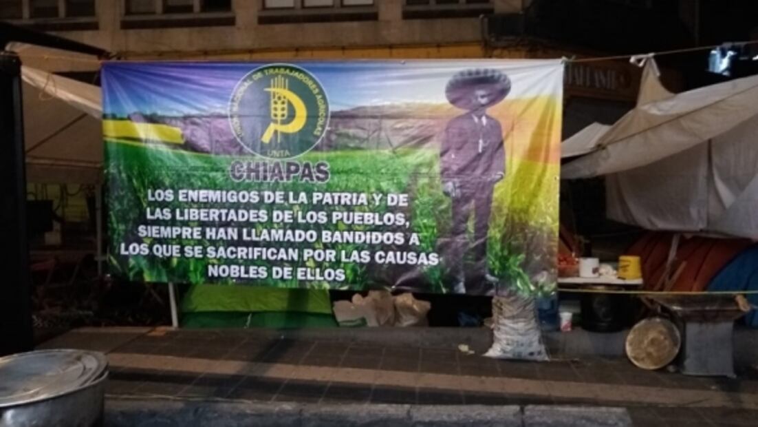 Grupos campesinos instalan campamento y bloquean Bucareli