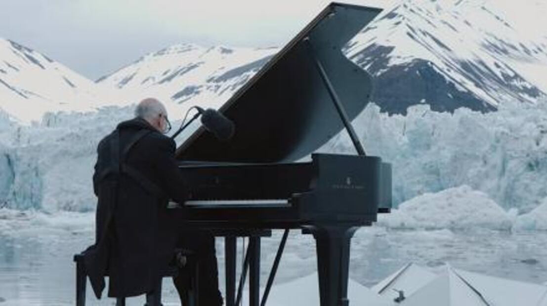Famoso pianista toca entre icebergs para salvar el Ártico