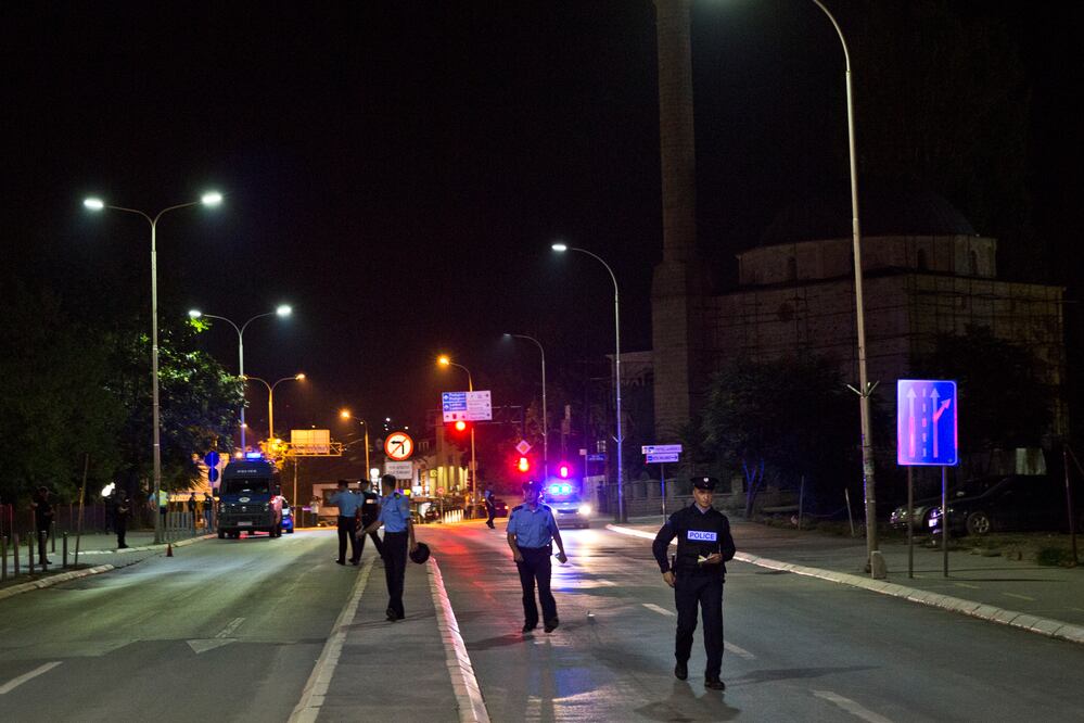 Fue posible ver a la policía, una ambulancia y un camión de bomberos a las afueras del Parlamento en la ciudad de Pristina (Foto: AP) 