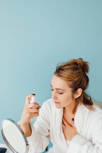 Cómo usar el fijador de maquillaje para un look de larga duración