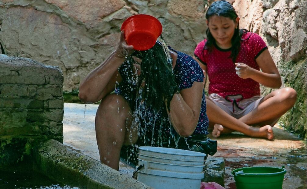  Ante la falta de agua, vecinos del barrio Aguascalientes y comunidades aledañas a El Aguaje van a este manatial a bañarse. Foto: Juana García / EL UNIVERSAL