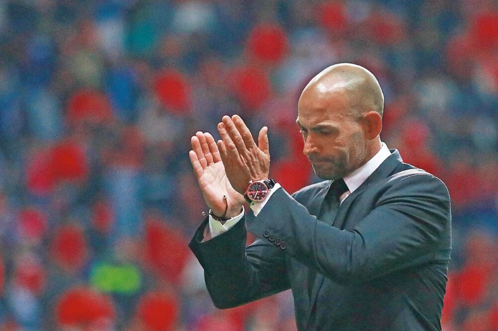 Pese a ser tan criticado, ahora extrañan en La Noria al engreído técnico español. Foto: IMAGO7