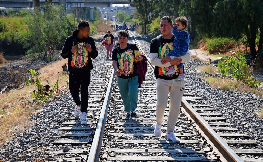 Peregrinos de la zona oriente del Edomex y de otros estados caminan por las vías del tren. Foto: Luis Camacho | El Universal