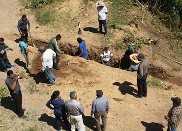 Campesinos de San Salvador Atenco rompen bordos del río Xalapango
