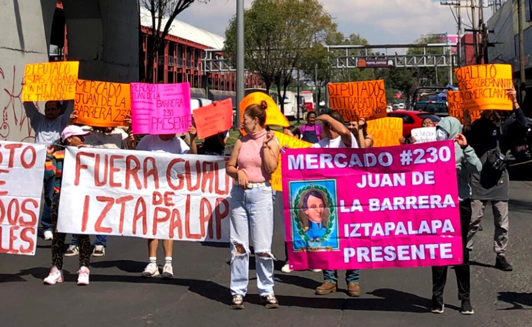 Locatarios de algunos mercados públicos de Iztapalapa bloquean la lateral de calzada Zaragoza, a la altura de Tepalcates, en dirección al centro de la Ciudad de México, el miércoles 30 de julio de 2025. Foto: Diego Simón Sánchez/EL UNIVERSAL