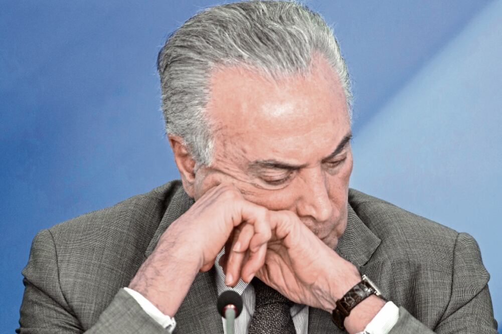 El presidente de Brasil, Michel Temer, durante el anuncio, ayer en Brasilia, de nuevas medidas para intentar reanimar a la economía nacional (JOEDSON ALVES. EFE)