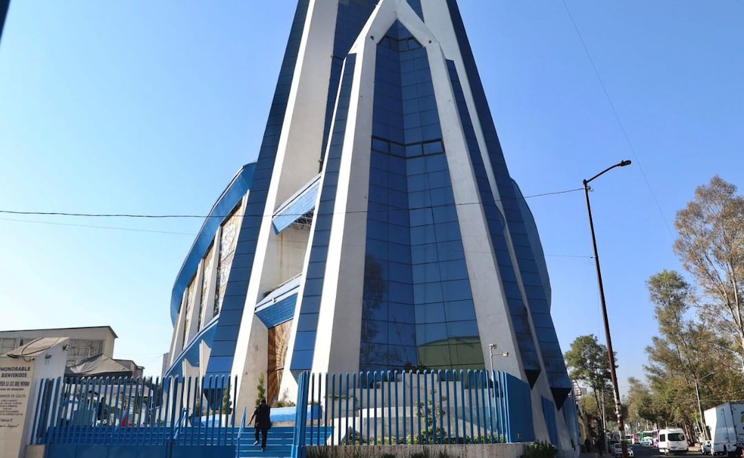 Al costado de un paradero y del metro La Raza, en la CDMX, se encuentra uno de los 15 mil templos que asegura tener la Iglesia de la Luz del Mundo.  |  Foto: Berenice Fregoso.