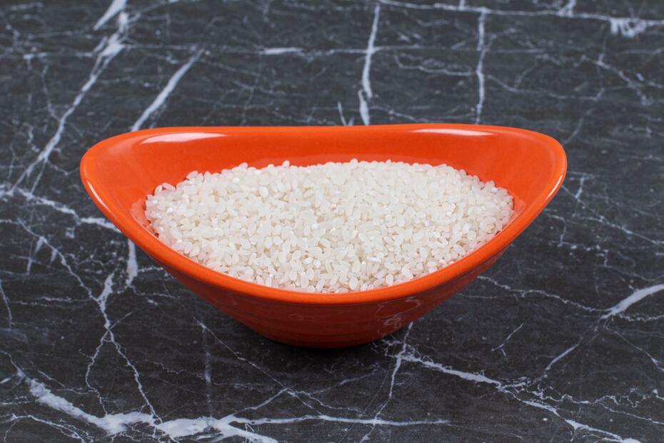 El arroz ayuda a atrapar el etileno que libera la fruta, creando un ambiente propicio para madurar. Foto: Freepik