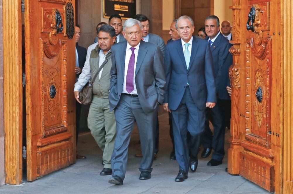 Andrés Manuel López Obrador se reunió en privado con Juan Manuel Carreras, gobernador de San Luis Potosí, en el Palacio de Gobierno de la entidad. Foto: YADÍN XOLALPA. EL UNIVERSAL